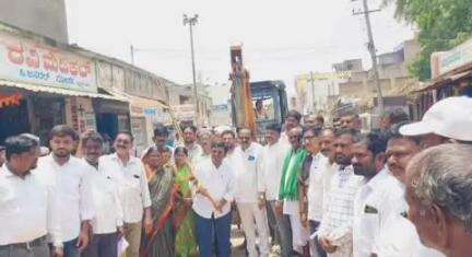 ಲಕ್ಷ್ಮೇಶ್ವರ: ಪಟ್ಟಣದಲ್ಲಿ ಸಿಸಿ ರಸ್ತೆ ಕಾಮಗಾರಿಗೆ ಶಾಸಕ ಚಂದ್ರು ಲಮಾಣಿ ಭೂಮಿಪೂಜೆ