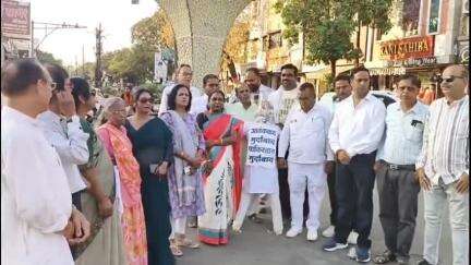 नीमच नगर: पहलगाम आतंकी हमले के विरोध में नीमच कांग्रेस सेवादल ने विजय टॉकीज चौराहे पर प्रदर्शन किया, आतंकवाद का पुतला फूंका