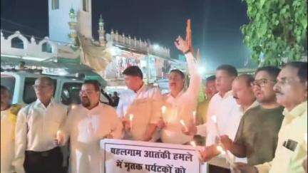 बनखेड़ी: पहलगाम आतंकी हमले के विरोध में बनखेड़ी में कांग्रेस ने कैंडल मार्च निकालकर शहीदों को श्रद्धांजलि दी