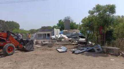 માણાવદર: વંથલી - માણાવદર સ્ટેટ હાઇવે પર સરકારી જમીન પર આવેલ  દબાણો દૂર કરવામાં અવિયુ
