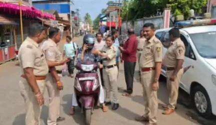 ಯಲ್ಲಾಪುರ: ಪಟ್ಟಣದಲ್ಲಿ ಹೆಲ್ಮೆಟ್ ಧರಿಸದವರಿಗೆ ಹೆಲ್ಮೆಟ್ ನೀಡಿ ಸಂಚಾರ ನಿಯಮಗಳ ಬಗ್ಗೆ ಜಾಗೃತಿ ಮೂಡಿಸಿದ ಪೊಲೀಸರು