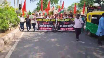 फरीदाबाद (खबर) राष्ट्र रक्षा मंच द्वारा कश्मीर हमले को लेकर रोष प्रदर्शन। #फरीदाबाद #राष्ट्ररक्षामंच 
खबर जड़ से KHABAR JAD SE