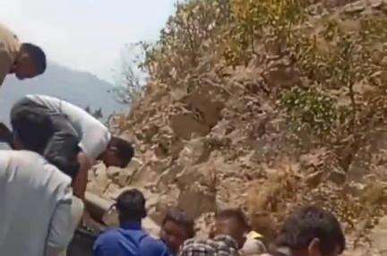 बाराकोट:घाट में राष्ट्रीय राजमार्ग में पलटी कार छह लोग चोटिल मदद को आगे आए लोग।