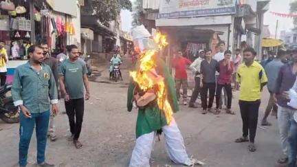 भगवानपुरा: भगवानपुरा में विश्व हिंदू परिषद व बजरंग दल ने पाकिस्तान और आतंकवाद का जलाया पुतला