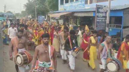 கயத்தாறு: அண்ணா புது தெரு பகுதியில் உள்ள முத்துமாரியம்மன் கோயில் கொடை விழாவை முன்னிட்டு பால்குட தீர்த்த குட ஊர்வலம்