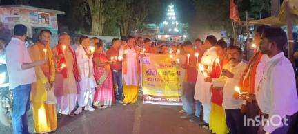 मनिका: पहलगाम आतंकी हमले के विरोध में मनिका में भाजपा ने निकाला कैंडल मार्च