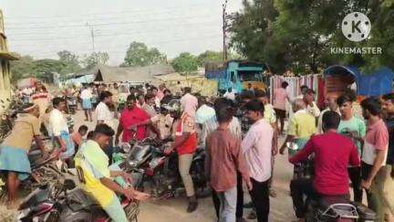வாணியம்பாடி: புதிய பஸ் நிலையம் அருகே மாட்டு சந்தையில் இருசக்கர வாகனம் கொள்ளை முயற்சி-2 பேரை பிடித்து தாக்கி போலீசில் ஒப்படைத்த மக்கள்