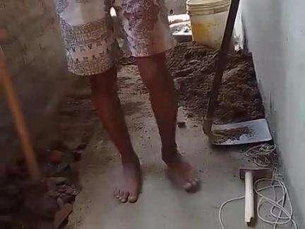 arari araria Bihar ke dwara yah Leti gaon Mein Sarkari ke offer se ghar ban raha hai use Ghar Mein ek karod 2500000 Diya