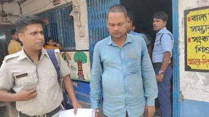 পাথরপ্রতিমা: খোরপোষের পুরোনো মামলায় গ্রেপ্তারি পরোয়ানা জারি হওয়া অভিযুক্তকে দক্ষিণ বিরামপুর থেকে গ্রেপ্তার করল পুলিশ