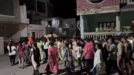 કામરેજ: માકણા ગામમાં મોટી સંખ્યામાં સ્થાનિકોએ એકત્રિત થઈ આતંકવાદી હુમલામાં મોતને ભેટેલા મૃતકોને શ્રધાંજલિ આપી