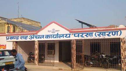 परसा: परसा प्रखंड कार्यालय परिसर में कई महीनों से खराब पड़े हैं दो चापाकल, पेयजल के लिए लोग परेशान #jansamasya