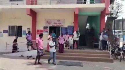 குளித்தலை: போத்துராவுத்தாம்பட்டியில் மரம் வெட்டும் தொழிலாளர்களை விஷ வண்டு கடித்து 8 பேர் அரசு மருத்துவமனையில் சிகிச்சை