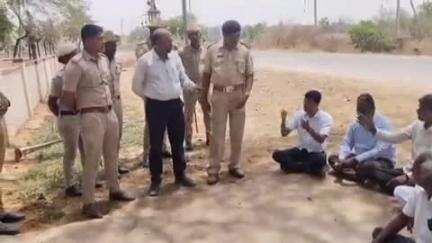 ಬಾಗೇಪಲ್ಲಿ: 'ದೌರ್ಜನ್ಯ ಎಸಗಿದವರಿಂದಲೇ ದೂರು, ನ್ಯಾಯ ಎಲ್ಲಿದೆ,' ಪಾತಪಾಳ್ಯ ಠಾಣೆ ಎದುರು ಎಸ್ಟೇಟ್ ಕೆಲಸಗಾರರ ಪ್ರತಿಭಟನೆ