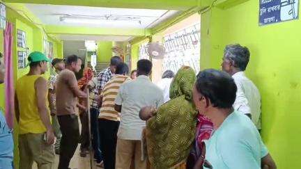 কালীগঞ্জ: পলাশী মীরা বাজারে জাতীয় সড়কে পথ দুর্ঘটনায় গুরুতর আহত এক ব্যক্তি