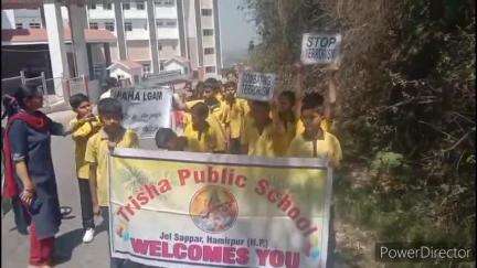 नादौन: पहलगाम हमले के विरोध में जोलसपड क्षेत्र में निकाली गई रैली, स्कूली छात्रों सहित अध्यापकों ने लिया भाग