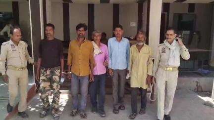 ललितपुर: एसपी के निर्देशन में सदर कोतवाली पुलिस ने 5 वारंटी अभियुक्तों को किया गिरफ्तार, न्यायालय के समक्ष पेश कर भेजा जेल