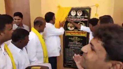 మడకశిరలో ఇండోర్ స్టేడియాన్ని ప్రారంభించి ఎమ్మెల్యే ఎంఎస్ రాజుతో షటిల్ క్యారమ్స్ ఆడిన మంత్రి మండిపల్లి రాంప్రసాద్ రెడ్డి