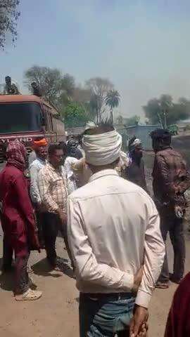 Vidisha Jila kurwai Tahsil gram Devli ke Bagal Mein Mandu Khedi Mein Aag Lag Gai