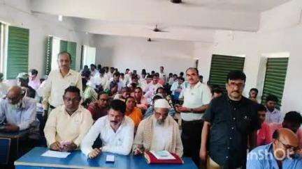 उधवा: गड़ल्ली में प्राथमिक स्कूलों के शिक्षकों ने ऑनलाइन आंकलन परीक्षा में लिया भाग, बीईईओ ने लिया जायजा