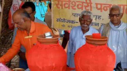 बिश्रामपुर: पिपरा बाजार चौक पर श्री सर्वेश्वरी समूह प्रार्थना गृह गुरी द्वारा पनशाला का उद्घाटन, पंसस ने किया शुभारंभ