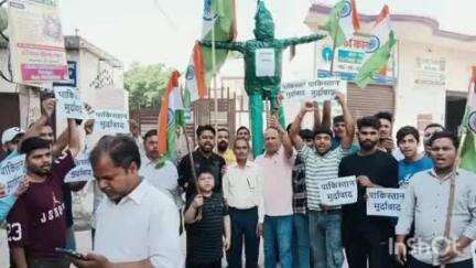 डिबाई: पहलगाम आतंकी हमले के विरोध में नरौरा में प्रदर्शन, व्यापारियों ने रखा बाजार बंद