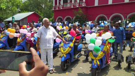 ಹಳಿಯಾಳ: ತಹಶೀಲ್ದಾರ್ ಕಚೇರಿಯ ಆವರಣದಲ್ಲಿ ವಿಶೇಷ ಚೇತನರ 18 ಇಂಧನ ಚಾಲಿತ ತ್ರಿಚಕ್ರ ವಾಹನಗಳ ಹಸ್ತಾಂತರ