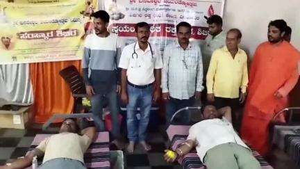ಬಸವನ ಬಾಗೇವಾಡಿ: ಪಟ್ಟಣದ ಬಸವ ಭವನದಲ್ಲಿ ರಕ್ತದಾನ ಶಿಬಿರಕ್ಕೆ ಚಾಲನೆ ನೀಡಿದ ವಿರಕ್ತ ಮಠದ ಸಿದ್ದಲಿಂಗ ಶ್ರೀಗಳು