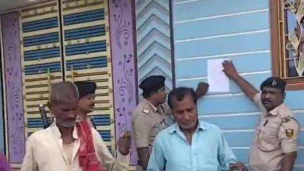 जोगापट्टी: योगापट्टी थाना पुलिस ने हत्याकांड के फरार अभियुक्तों के घर इश्तेहार चिपकाया