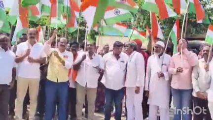 అశ్వారావుపేట: అశ్వారావుపేట మండల కేంద్రంలో ఛాంబర్ ఆఫ్ కామర్స్ ఆధ్వర్యంలో సంపూర్ణ బంద్. అఖిలపక్షం ఆధ్వర్యంలో జాతీయ జెండా తో ర్యాలీ