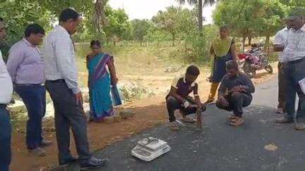 கடையநல்லூர்: பொய்கை பகுதியில் அமைக்கப்பட்ட தார் சாலையை தோண்டி ஆய்வு செய்த ஆட்சித் தலைவர்