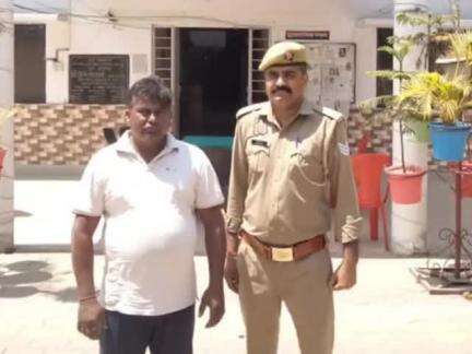 नौगावां सादात: नौगांवा थाना पुलिस ने गांव कुमखिया में छापेमारी कर शराब मामले में फरार आरोपी को गिरफ्तार किया, चालान किया
