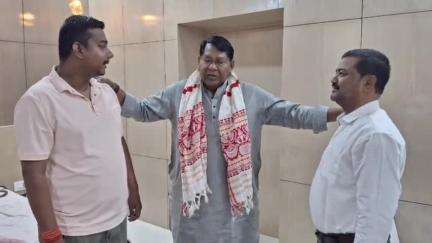 चाईबासा: चाईबासा में लोहरदगा के विधायक डॉ. रामेश्वर उरांव का स्वागत, कांग्रेसियों ने किया अभिनंदन