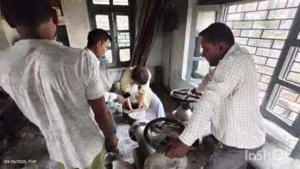 गोला गोकरणनाथ: गोला नगर पालिका परिसर में ओवरहेड टैंक भरने के लिए लगाया गया हाई वोल्टेज मोटर