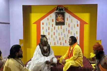 उदयपुरा: नर्मदा तट बोरास में काशी से आए संत का महामंडलेश्वर कंप्यूटर बाबा ने किया स्वागत