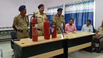 কালনা ১: কালনা মহকুমা হসপিটালে স্বাস্থ্য কর্মীদের আগুন নিয়ন্ত্রণের কৌশল ও যন্ত্র ব্যবহারের পদ্ধতি বিষয়ক প্রশিক্ষণ শিবির