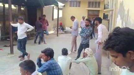 बाड़ी: बसेड़ी रोड पर बाइक सवार दंपती और बच्चे को मारी टक्कर, व्यक्ति की हुई मौत