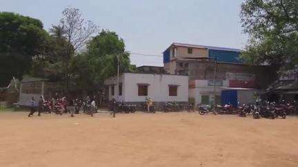সিউড়ি ২: পুরন্দরপুরে তৃণমূল কংগ্রেস কার্যালয়ে সামনে তৃণমূলের দুই গোষ্ঠীর মধ্যে সংঘর্ষ, পুলিশের লাঠিচার্জ