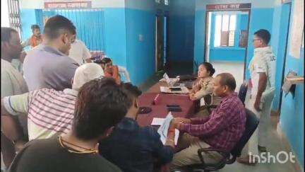 परसा: सीओ अनुज कुमार ने परसा थाना परिसर में लगाया साप्ताहिक जनता दरबार