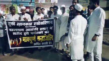 फिरोजाबाद में बसपा नेता की गोली मारकर हत्या, गुस्साई भीड़ ने पुलिस से शव छीना, जीप तोड़ी, आधे घंटे तक हंगामा।


#nationa