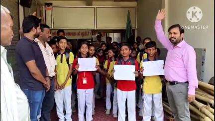 मुसाफिरखाना: डाकघर के सामने स्थित प्राइवेट स्कूल के बच्चों और शिक्षकों ने पहलगाम में मारे गए हिंदू नागरिकों को दी श्रद्धांजलि