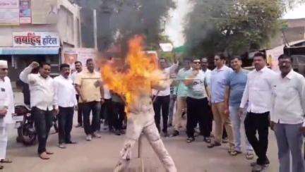 राहुरी: शहरातील शनी मंदिर चौकात अतिरेक्याच्या प्रतीकात्मक पुतळ्याचे दहन