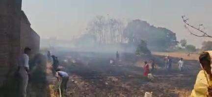 सिकंदरपुर: चककलंदर चकिया में ट्रांसफार्मर से निकली चिंगारी से खेत में लगी आग, हुआ भारी नुकसान