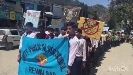 रिवालसर: यूनिटी पब्लिक वरिष्ठ माध्यमिक पाठशाला रिवालसर के छात्रों ने आतंकवादी हमले के विरोध में किया शांतिपूर्ण प्रदर्शन