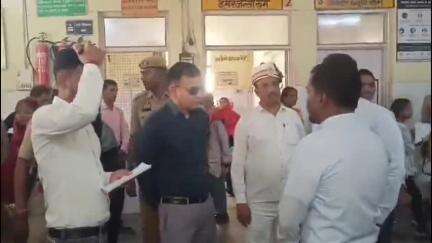 बबेरू: बबेरू सीएचसी का मंडलायुक्त चित्रकूट धाम अजीत सिंह ने किया निरीक्षण, कमियां मिलने पर सुधार के लिए दिए निर्देश