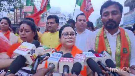 বারাসাত ১: গোটা বিশ্ব এক হয়ে আজ সন্ত্রাসবাদের বিরুদ্ধে লড়াইয়ের প্রস্তুত হচ্ছে, বারাসাতে বললেন BJP নেত্রী দেবশ্রী চৌধুরী