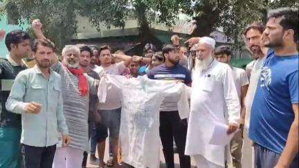 हसनपुर: नगर पंचायत सैदनगली के लोगों ने पहलगाम में हुए आतंकी हमले को लेकर आतंकवाद का फूंका पुतला