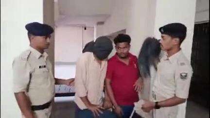 सिलाव: सिलाव थाना पुलिस ने कदमतर गांव से फर्जी विज्ञापन के जरिए ठगी करने वाले दो लोगों को गिरफ्तार किया