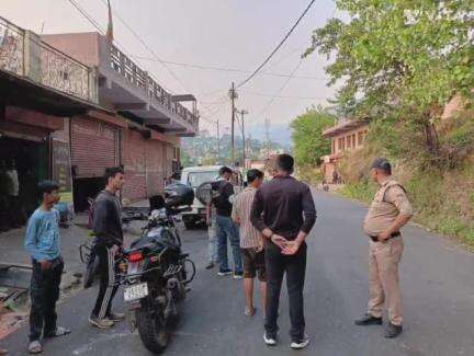 द्वाराहाट: पहलगाम हमले को लेकर उत्तराखंड पुलिस हुई सख्त, द्वाराहाट शहर में प्रवेश करने वालों पर रखी जा रही नज़र