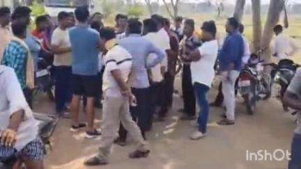 భద్రాచలం: చర్ల మండలలోని శివలింగాపురం గ్రామంలో అక్రమంగా గ్రావెల్ తరలిస్తున్న లారీలను అడ్డుకున్న గ్రామస్తులు