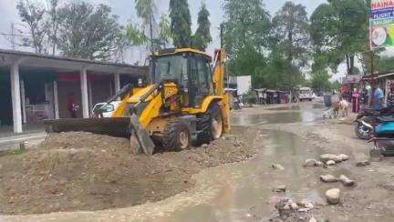 বিহপুৰীয়া: পাব্লিক এপৰ বাতৰিৰ প্ৰভাৱ ,বঙালমৰা-শালমৰা বিধস্ত পথৰ মেৰামতিৰ কাম আৰম্ভ কৰিছে বিভাগীয় কতৃপক্ষয়ই